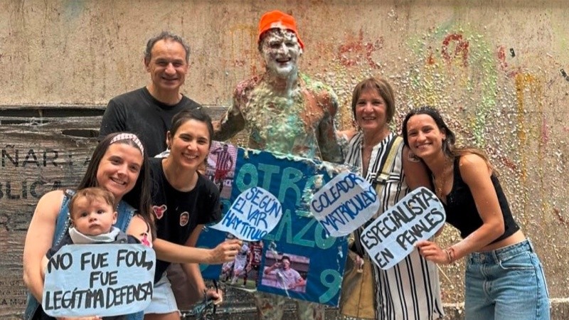 El festejo de Facundo con su familia, afuera de la UNLP.