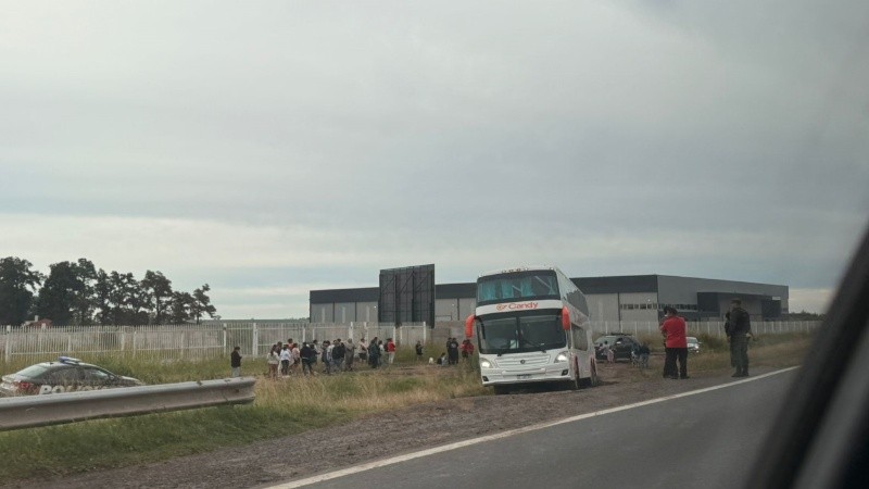 El coche quedó varado en el camino de tierra.