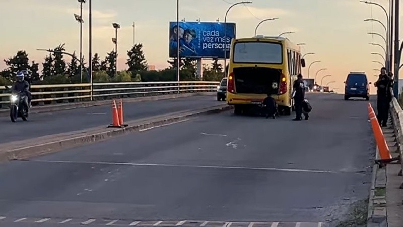 La motocicleta se incrustó detrás del colectivo cuando el tránsito fluía pesado.