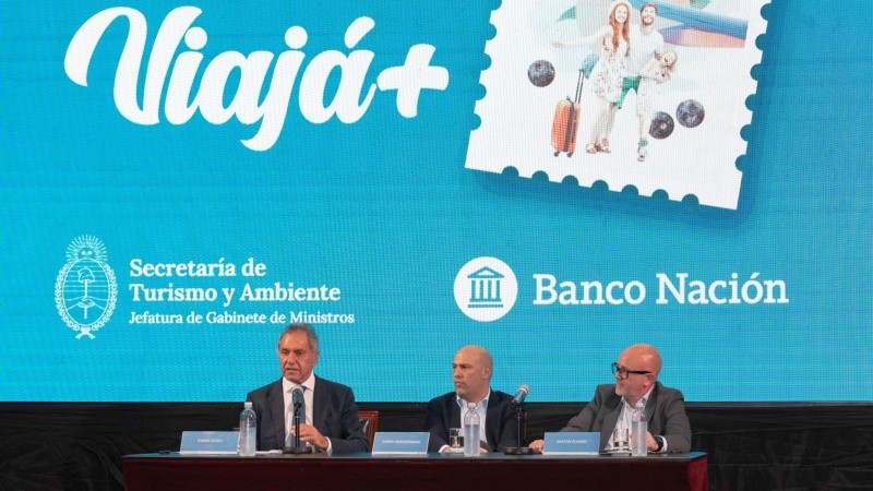 Las autoridades que presentaron el programa “Viaja +”