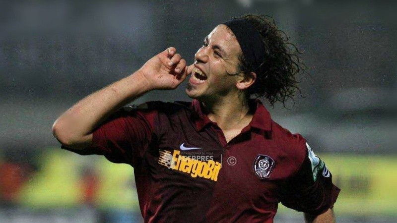 El Ogro con la del CFR Cluj rumano. (Facebook/Balkanic football)