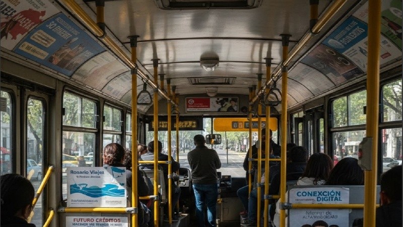 La popuesta es que los colectivos urbanos tengan publicidad para solventar la crisis económica que lleva años en el transporte rosarino.