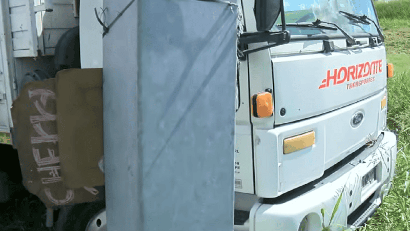 El camión al quedarse sin frenos impactó en una columna.