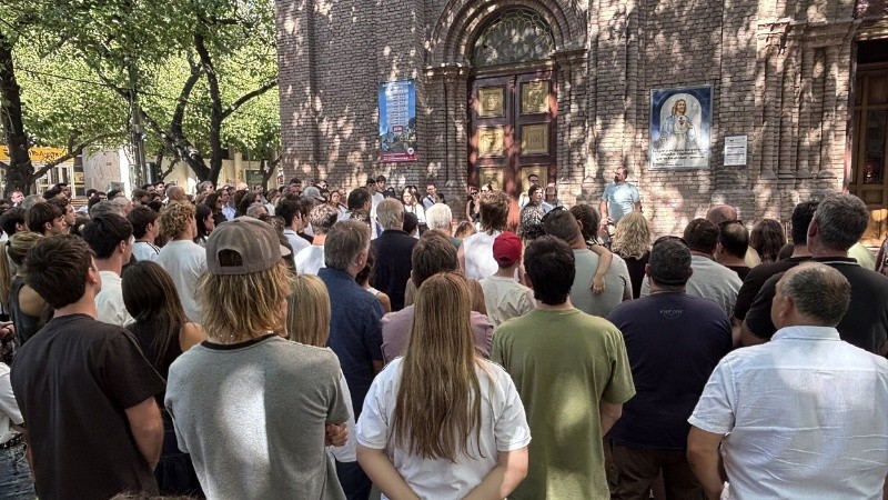 Decenas y decenas de personas se hicieron presente en la explanada jesuita ubicada frente a la Clínica de Cuyo, donde Yacopini permanece internado (NA).