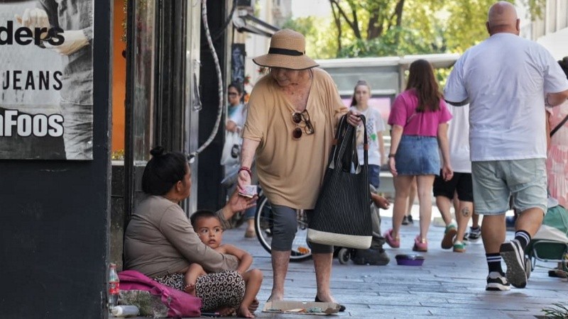 Mañana agitada de compra de regalos en el centro al calor de la Navidad.