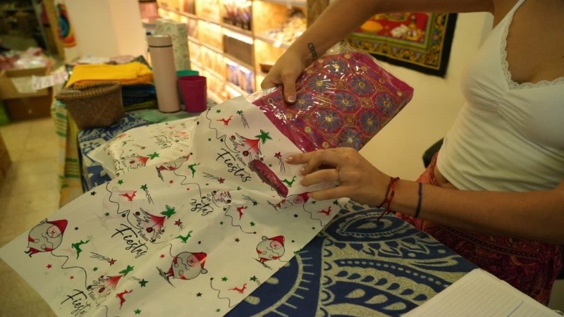 Mañana agitada de compra de regalos en el centro al calor de la Navidad.
