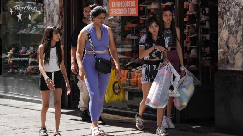 Mañana agitada de compra de regalos en el centro al calor de la Navidad.