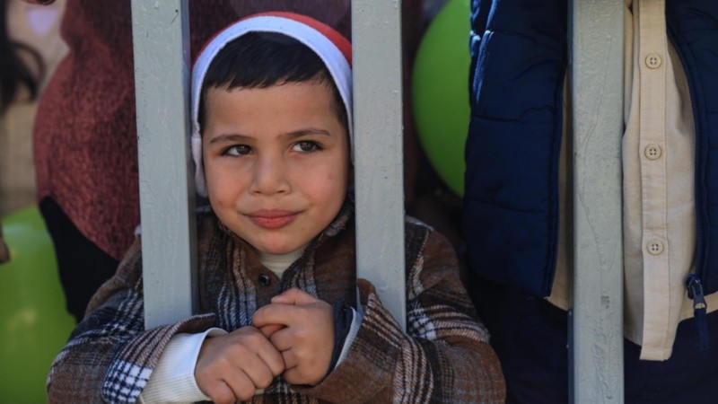 Un niño en el tradicional desfile de Navidad por las calles de Belén, Cisjordania.