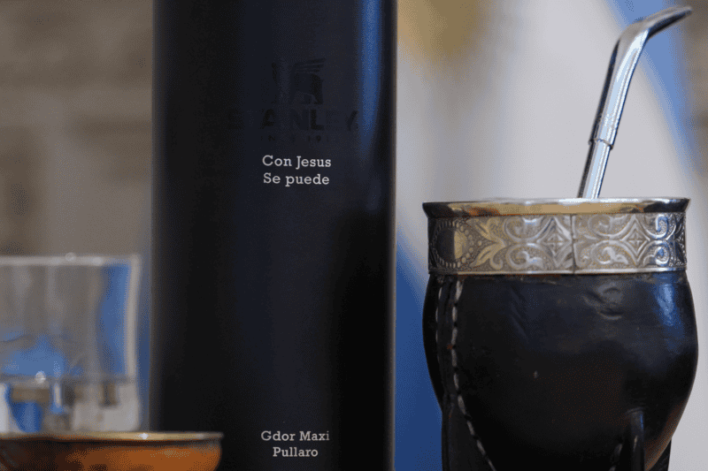 &nbsp;El termo y el mate sobre el escritorio, prueba de la religiosidad de Maximiliano Pullaro (Alan Monzón).