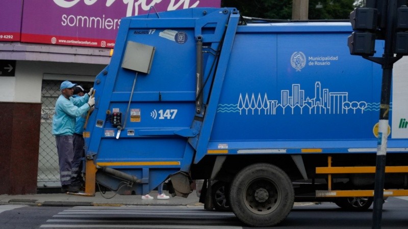 El municipio pide a los rosarinos no sacar la basura el viernes feriado.