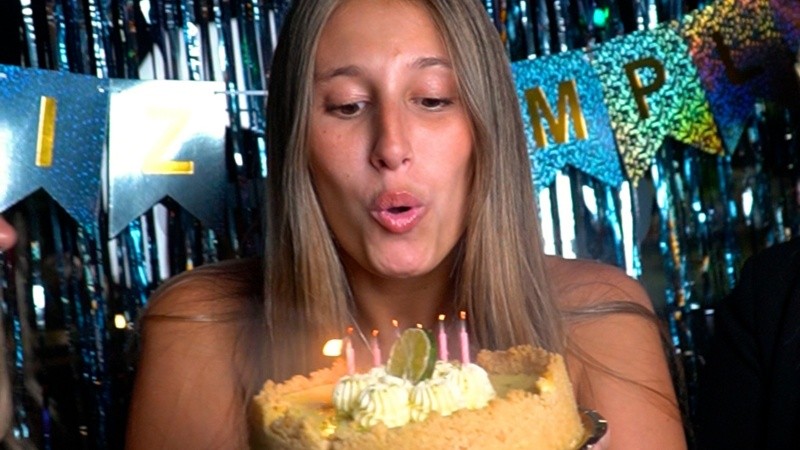 Ubicado estratégicamente en una de las zonas más convocantes de la noche rosarina, el bar nació de la mano de jóvenes emprendedores locales.