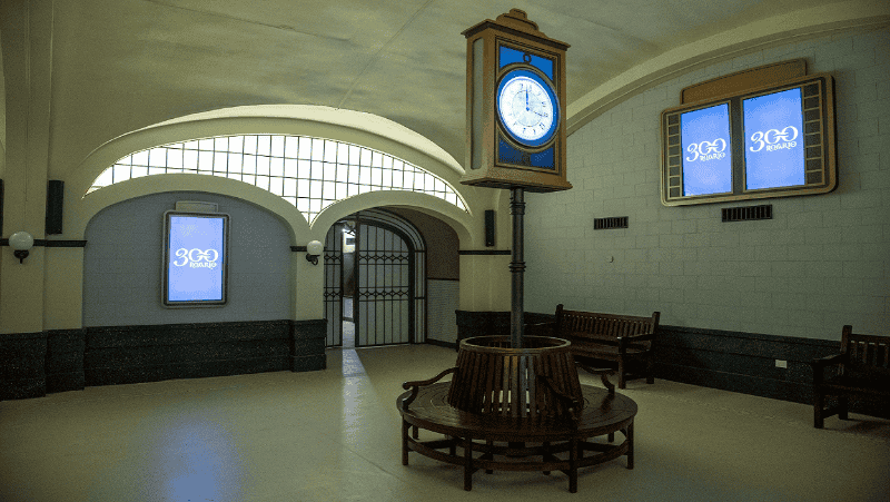 &nbsp;La estación, ubicada en la primera instancia de la experiencia, se asemeja a una escenografía de película.