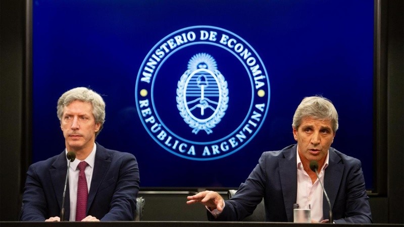Independencia del Banco Central. Santiago Bausili forma parte del equipo del ministro Luis Caputo, ex socios en su consultora privada.