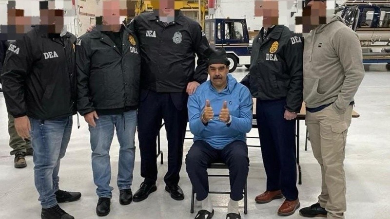 Maduro escoltado por agentes de la DEA en Nueva York.