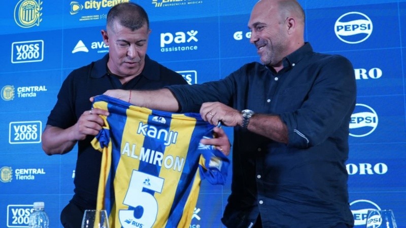 Almirón posó con la camiseta de Central junto al presidente Belloso.