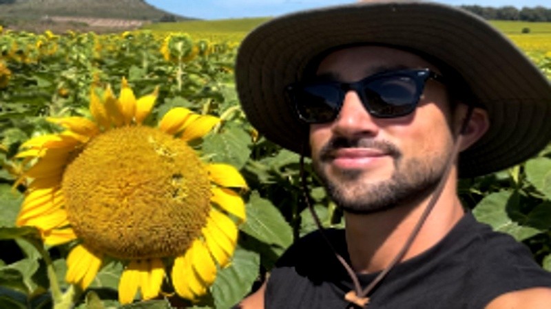 &nbsp;Bruno Riboldi en pleno campo de girasoles (Instagram)