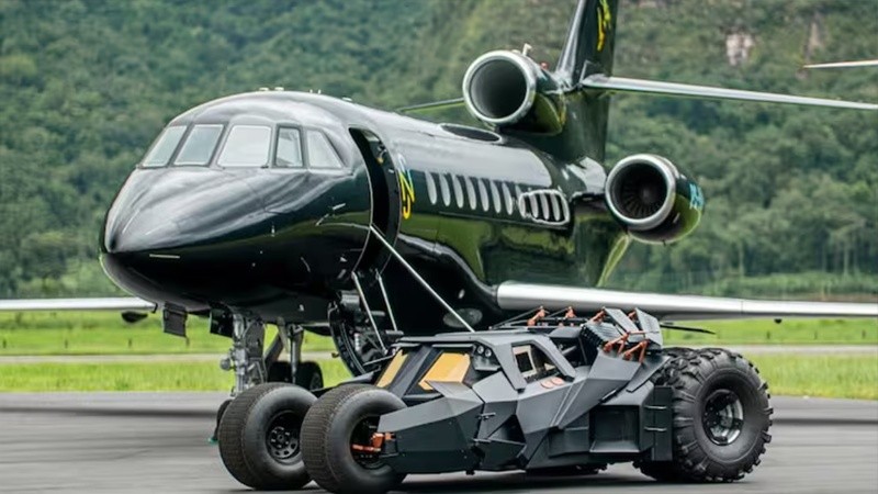 Entre autos deportivos, aeronaves y helicópteros, una pieza en particular se robó todas las miradas.