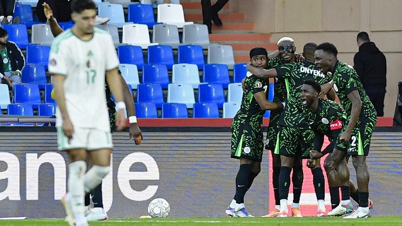 Marrakesh (Morocco), 10/01/2026.- Players of Nigeria celebrate scoring the 0-1 goal during the CAF Africa Cup of Nations 2025, quarter final match between Algeria and Nigeria in Marrakesh, Morocco, 10 January 2026. (Marruecos) EFE/EPA/JALAL MORCHIDI