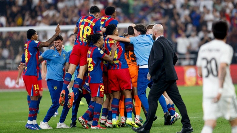 El plantel del Barcelona festeja tras vencer al Madrid en Arabia Saudita. (Foto: EFE)&nbsp;