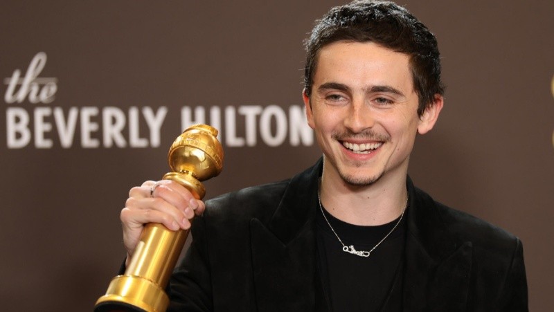 El actor francés Timothée Chalamet posa con el premio a la mejor interpretación masculina en una película musical o de comedia por 'Marty Supreme' en la ceremonia anual de los Globos de Oro este domingo, en el Hotel Beverly Hilton en Los Ángeles (EFE)&nbsp;
