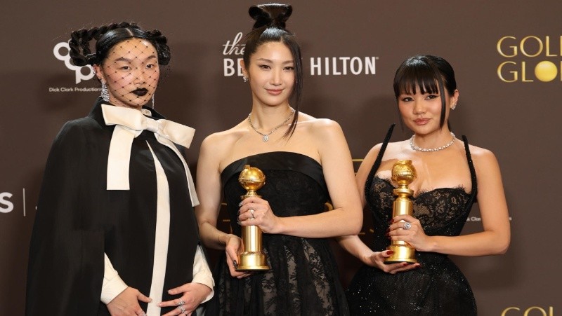 &nbsp; La cantante estadounidense Audrey Nuna (i), la cantante surcoreana-estadounidense Ejae (c) y la cantante surcoreana Rei Ami posan con el premio a la Mejor Canción Original - Película por 'Golden' de 'KPop Demon Hunters' en la ceremonia anual de los Globos de Oro (EFE)