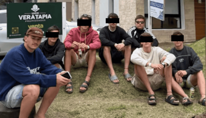 Una de las fotos en la Costa Atlántica que subieron a Instagram los detenidos este fin de semana con motivo del cumpleaños 18 de uno de ellos. (buzo azul y gorra)&nbsp;Foto: Infobae 