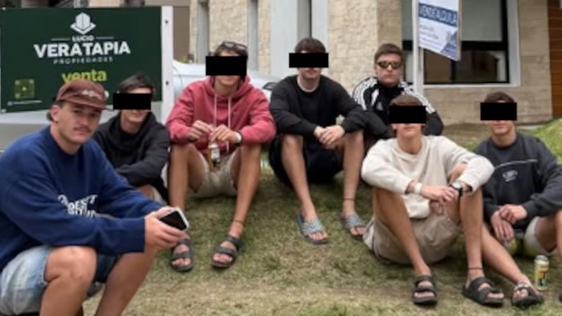 Una de las fotos en la Costa Atlántica que subieron a Instagram los detenidos este fin de semana con motivo del cumpleaños 18 de Safadi (buzo azul y gorra). Foto Infobae.