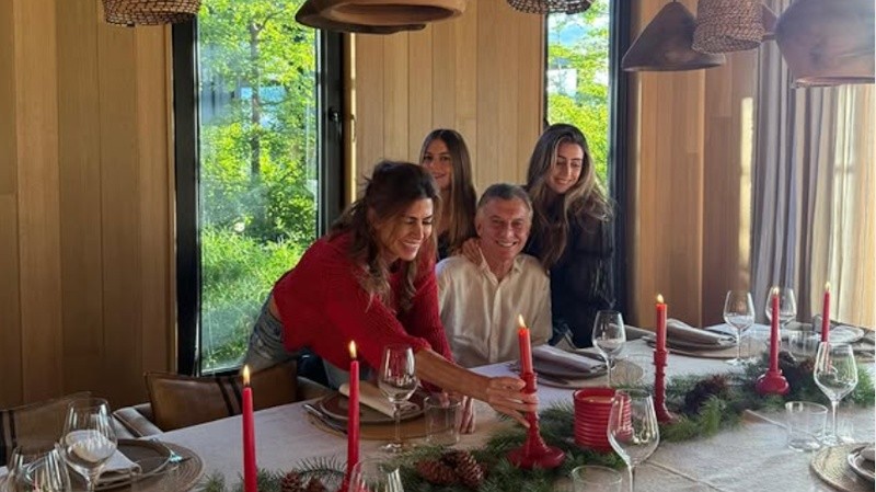 &nbsp;La última foto en familia es en la previa de Nochebuena y la posteó en su Instagram el expresidente. Allí se lo ve con Juliana, Antonia y Valentina, la primera hija de la empresaria.  