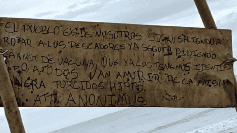 El cartel que dejaron junto a las cabezas.