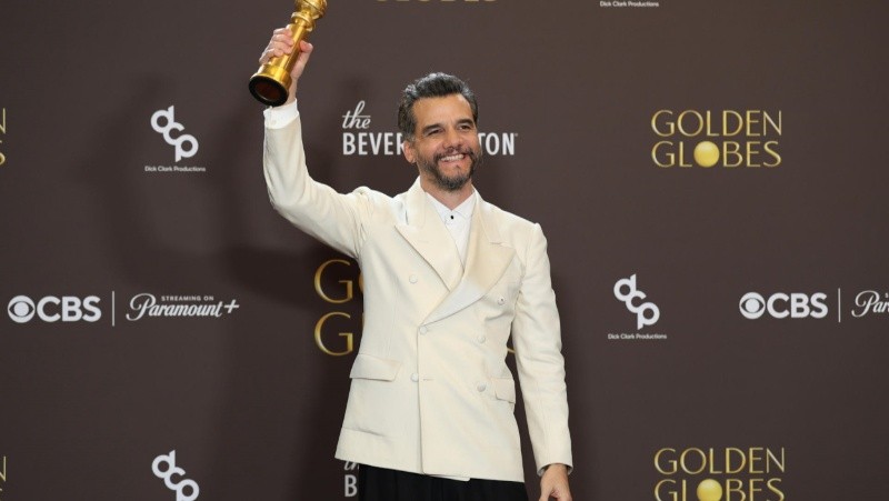 &nbsp;Wagner Moura levanta su Globo (EFE).