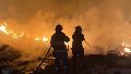 Zapadores trabajando en contener el incendio.