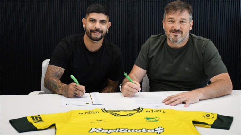 Banega en la firma del contrato con su nuevo club: el Halcón de Florencio Varela.