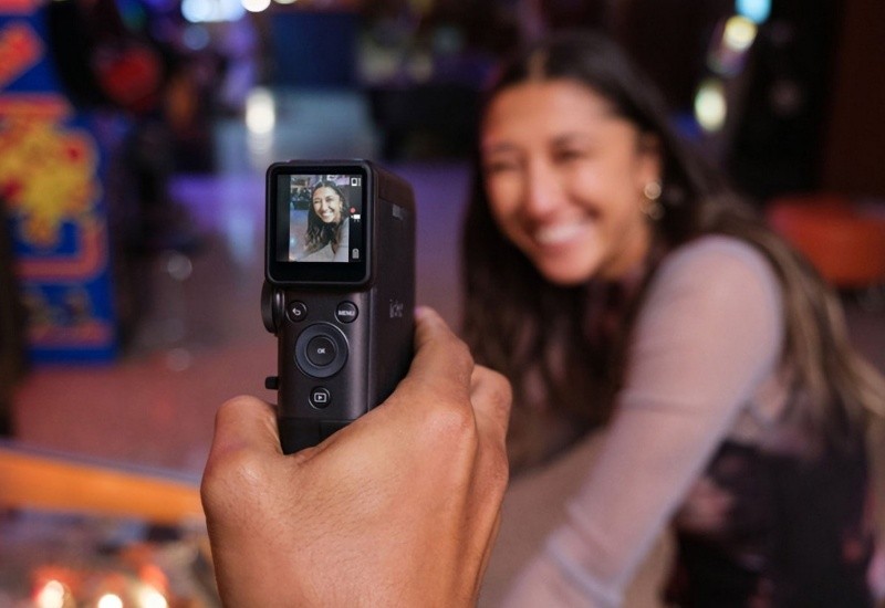 La cámara cuenta con un pequeño monitor para encuadrar o revisar las fotos y vídeos.&nbsp;