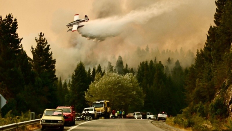 Más de 290 brigadistas combaten focos activos en Epuyén, El Hoyo y Puerto Patriada.