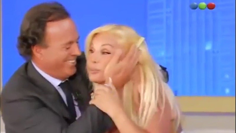 El episodio ocurrió en 2005. Julio Iglesias era un invitado especial al programa que por entonces era de lo más visto en la televisión argentina.