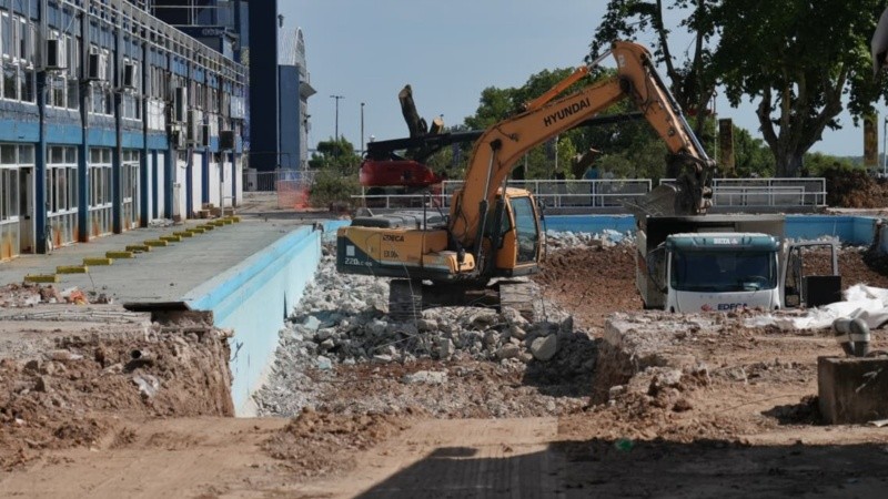 Avanzan las obras para demoler la pileta olímpica y construir la tercera bandeja del Gigante en la platea del río. (Foto: Alan Monzón / Rosario3).&nbsp;