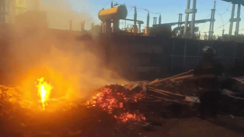 Bomberos Zapadores trabajando para contener el incendio.