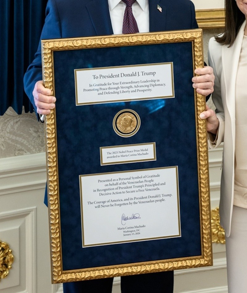 Enmarcada en dorado, la medalla de Machado para Trump “en agradecimiento a su extraordinario liderazgo promoviendo la paz con fuerza, diplomacia de avanzada, y defendiendo la libertad y la propiedad”. (Foto: EFE)