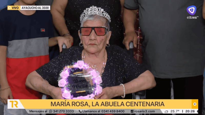 María festejó sus cien años junto a familiares, vecinos y amigos.