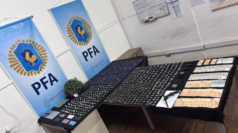 Parte de lo incautado en domicilios de Las Flores.