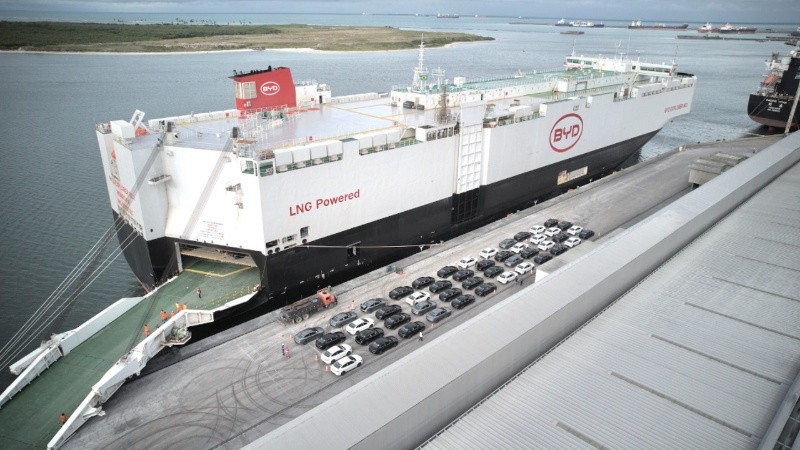 El Gobierno defendió la llegada de miles de autos chinos al país.