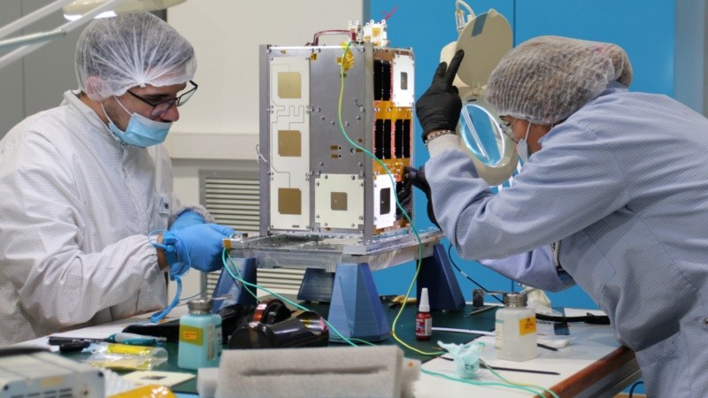 Científicos argentinos trabajan sobre Atenea, el microsatélite que irá al espacio el próximo 6 de febrero.&nbsp;