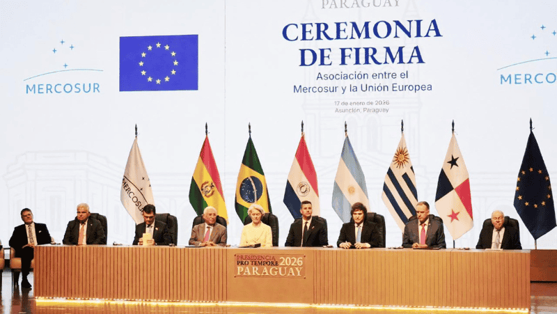 Representantes del Mercosur y la Unión Europea presentes en la firma. (Foto: EFE)