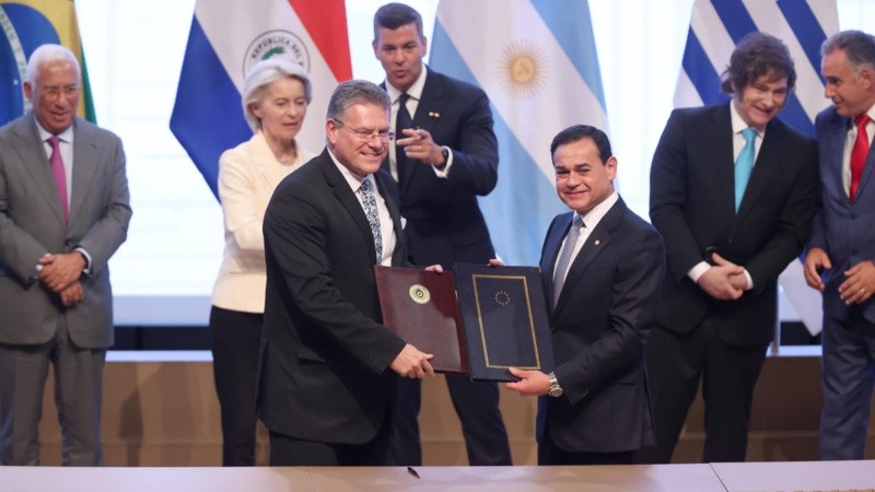 Los documentos del acuerdo de libre comercio firmados entre la Unión Europea (UE) y los países del Mercosur este sábado, en Asunción.