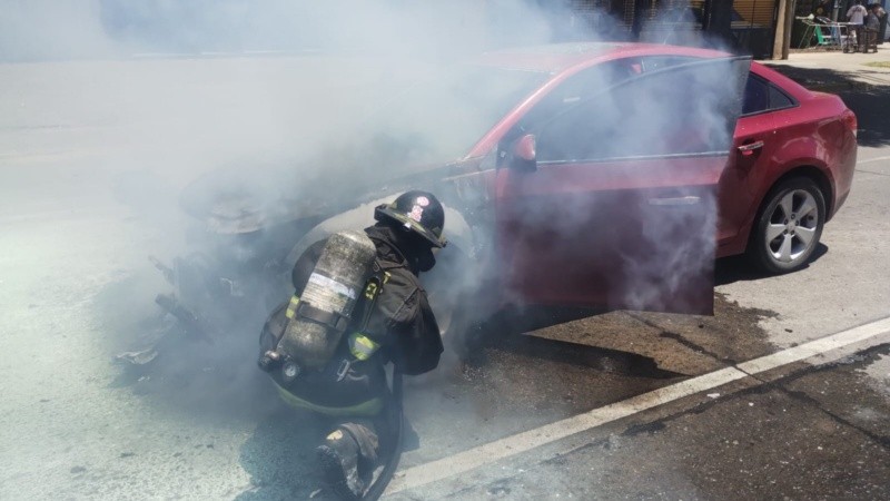 Los Bomberos apagaron el fuego antes de que se extendiera a la parte trasera.