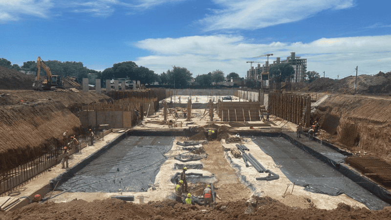 Las obras del centro acuático y detrás las de la Villa Olímpica para los Juegos Odesur.