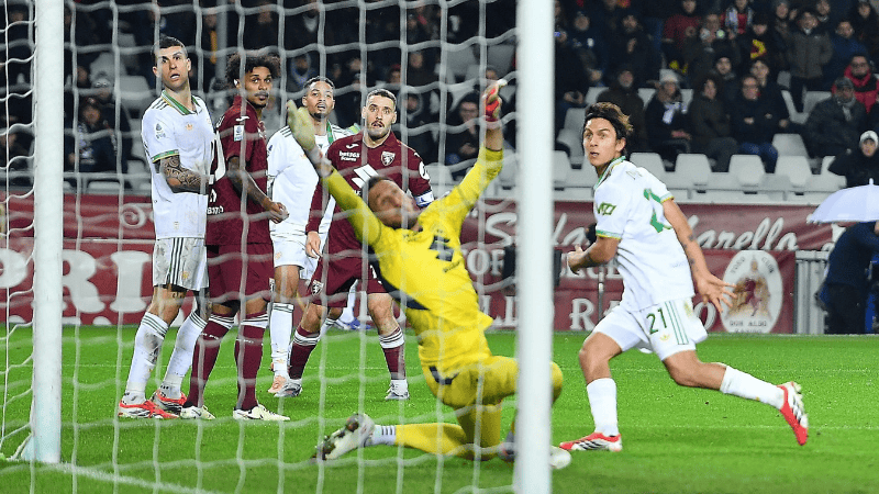 Paulo apareció como 9 y liquidó el partido.