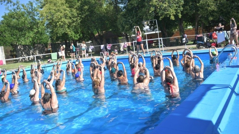 Más de 60.000 personas ya pasaron por las piletas recreativas de los polideportivos de Rosario.