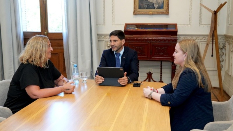 Travaini junto a Pullaro y a la ministra de Igualdad y Desarrollo Humano, Victoria Tejeda.