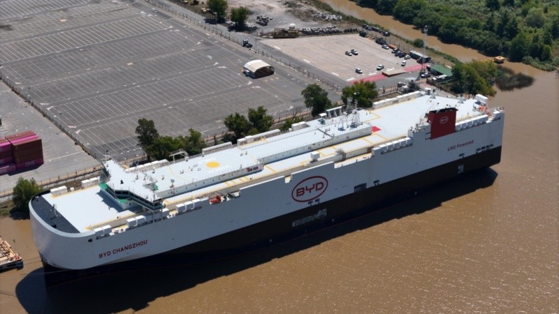 El barco chino que trasladó los vehículos hasta Zárate.